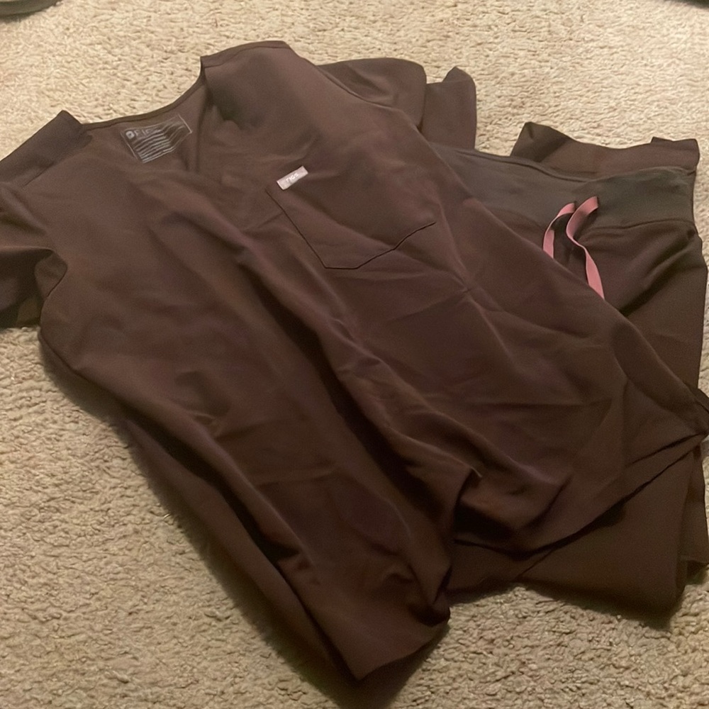 Scrub set espresso Kade bottom and Catarina one pocket top